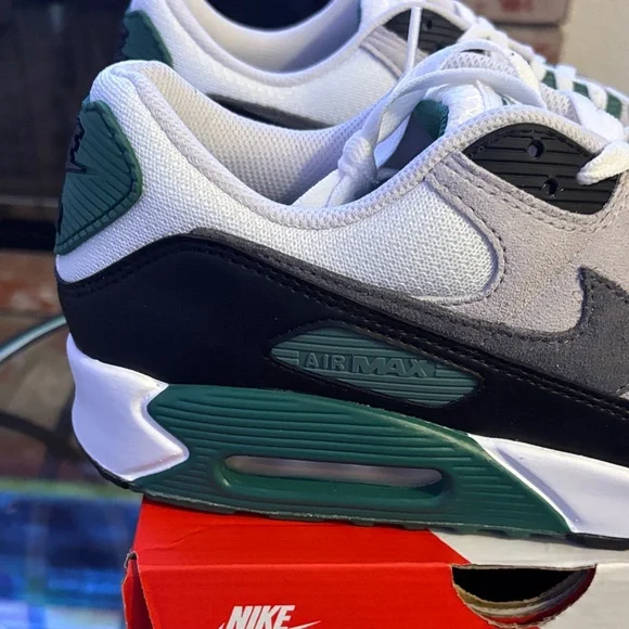 Nike Air Max 90 Sneakers Evergreen Aura DM0029-116 Men’s 11.5 / Women’s 13
